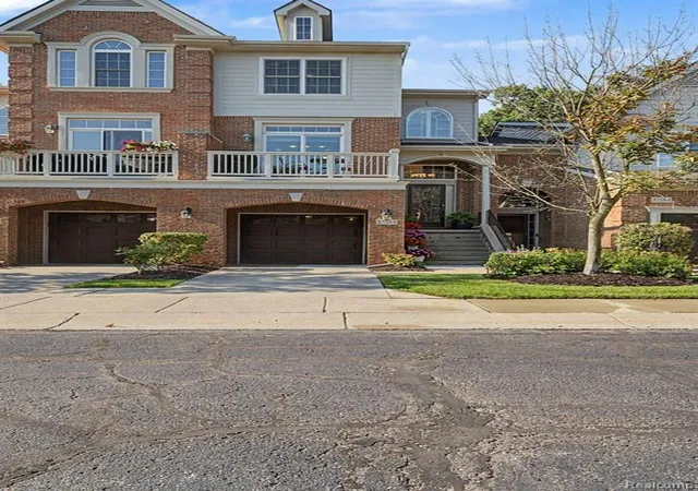 Listing Photo 1 - Condo for sale in building located at 37561 Newburgh Park Cir, Livonia, MI 48152 - Unit #