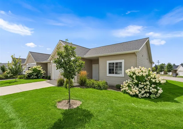 Photo 3 of Sale Pending at 4294 Cidermill Dr #32, Wayland, MI 49348 | MLS# 70553103 | Listing updated on 2026-08-25