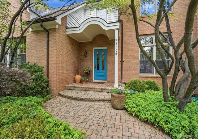 3rd image of 34555 Quaker Valley Rd, Farmington Hills, MI 48331 | MLS# 61008877