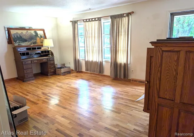 4th image of 5449 Woodlawn Dr, Flint, MI 48506 1105 | MLS# 61010975