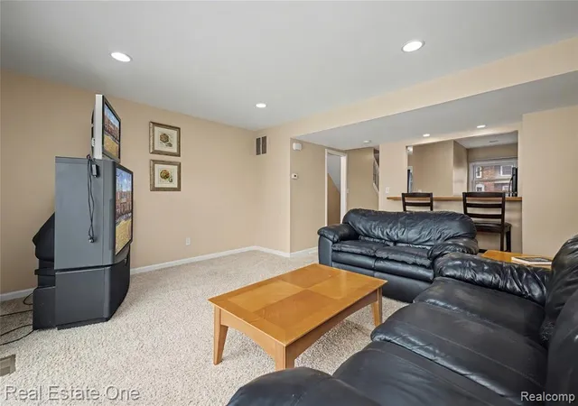 Homes for sale in Commerce Township, MI | 2579 Kingstowne Dr, Commerce Township, MI 48390 | MLS# 61009463