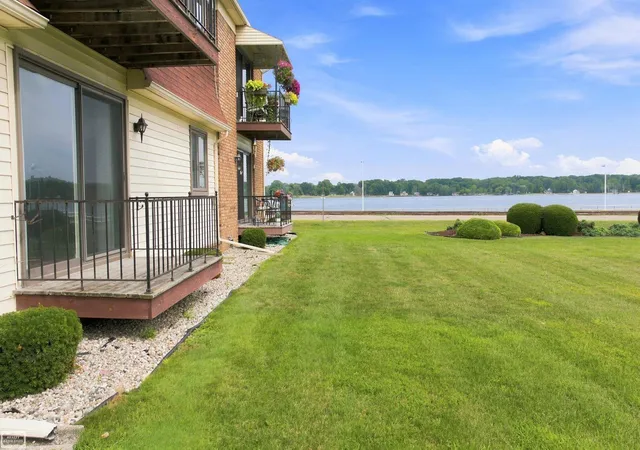 Listing Photo 2 - Condo for sale in building located at 1900 River Rd, Marysville, MI 48040 - Unit #H3