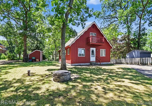 3rd image of 250 E Canyon Dr, Milford, MI 48380 3500 | MLS# 61008477