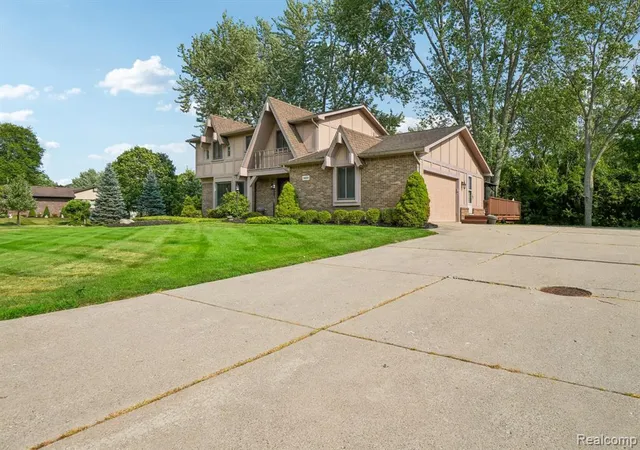 Photo 2 of Sale Pending at 36339 Parklane Cir, Farmington Hills, MI 48335 | MLS# 61014122 | Listing updated on 2026-08-09