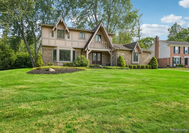Photo 3 of Sale Pending at 36339 Parklane Cir, Farmington Hills, MI 48335 | MLS# 61014122 | Listing updated on 2026-08-09