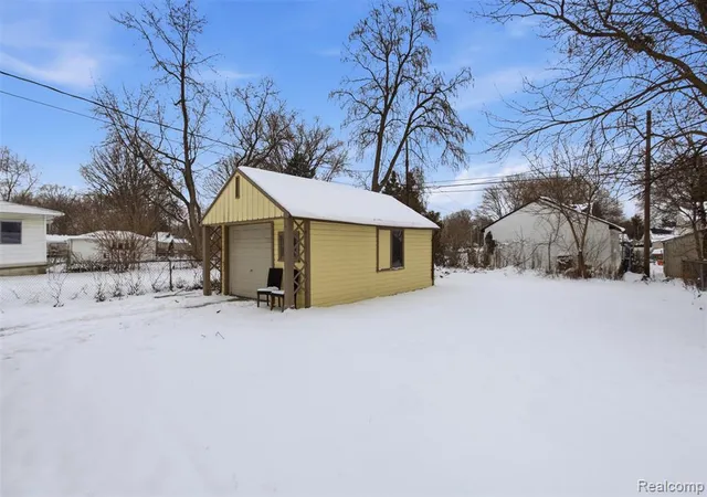 Homes for sale in Eastpointe, MI | 14725 Agnes Ave, Eastpointe, MI 48021 | MLS# 60985333