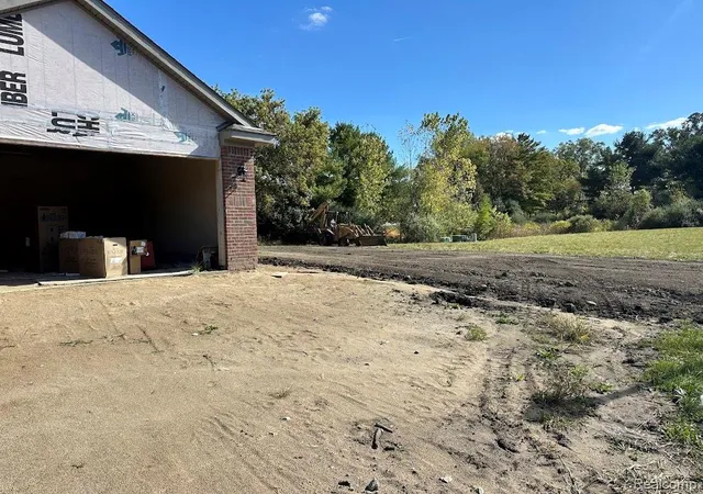 3rd image of 821 Chelsea Ridge Ct, Howell, MI 48843 | MLS# 60967422