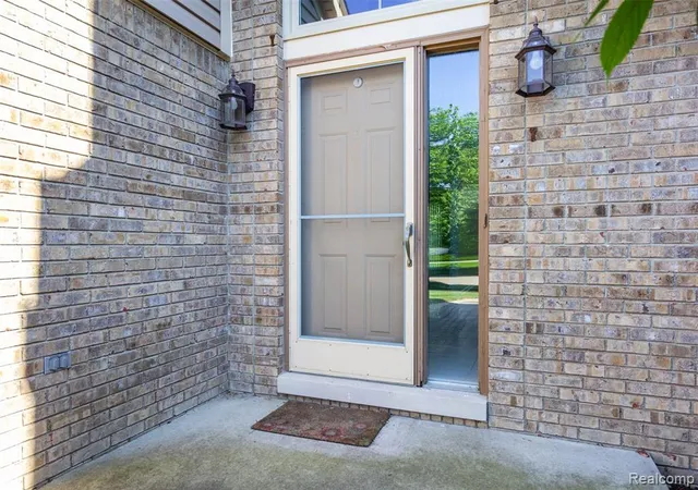 Photo 4 of Single Family Residence at 14016 Strathmore Dr, Shelby Township, MI 48315 | MLS# 60997145 | | Sold on 2026-08-07