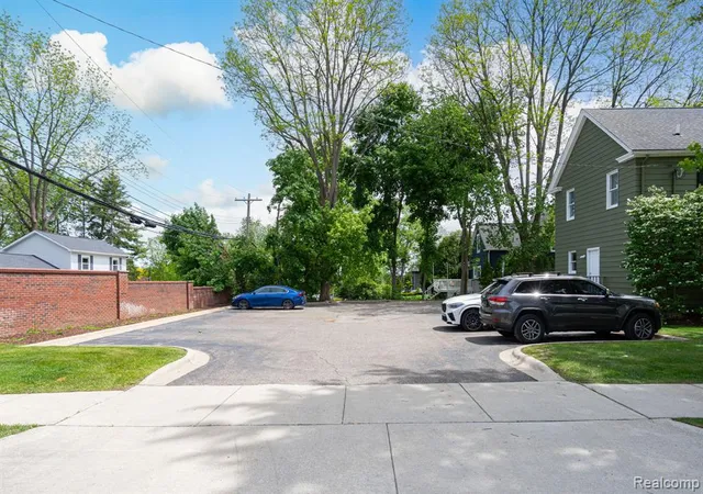 13th image of 640 W University Dr, Rochester, MI 48307 | MLS# 60996369
