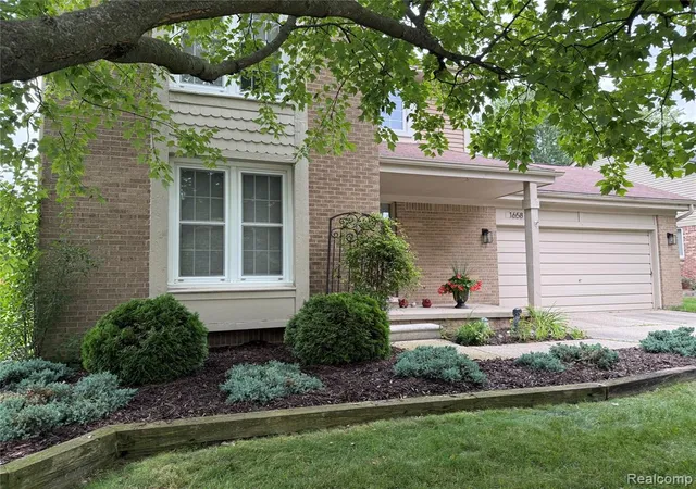 1st image of 1658 Hillside Ln, Rochester Hills, MI 48307 | MLS# 61017424