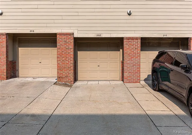 Listing Photo 2 - Condo for sale in building located at 208 Amys Walk, Auburn Hills, MI 48326 - Unit #