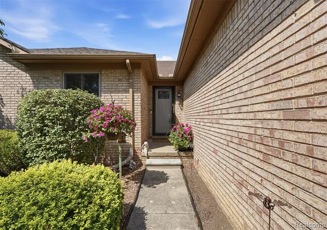 3rd image of 2213 Prescott Dr, Troy, MI 48083 | MLS# 61023097