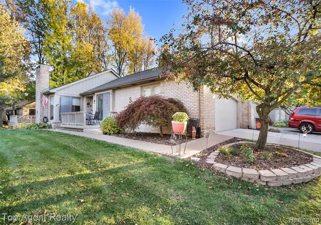 Homes for sale in Clinton Township, MI | 43058 W Kirkwood Dr, Clinton Township, MI 48038 | MLS# 60987868