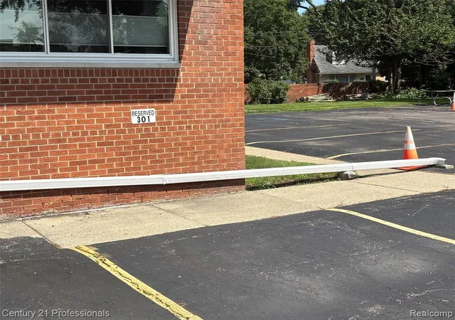 Listing Photo 2 - Condo for sale in building located at 2820 Woodslee Dr, Royal Oak, MI 48073 - Unit #301