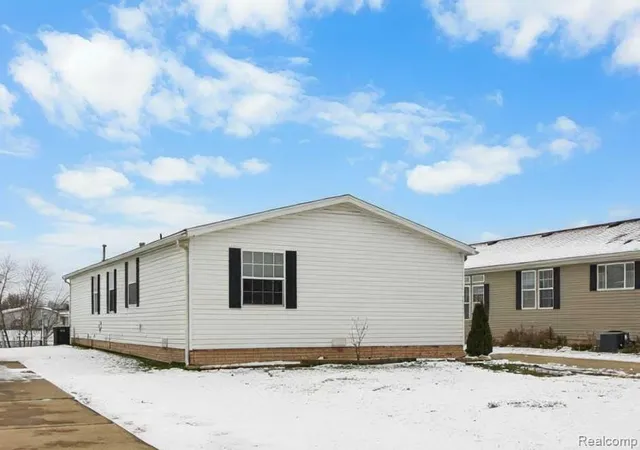 Homes for sale in Gibraltar, MI | 29224 Hidden River, Gibraltar, MI 48173 | MLS# 60957384