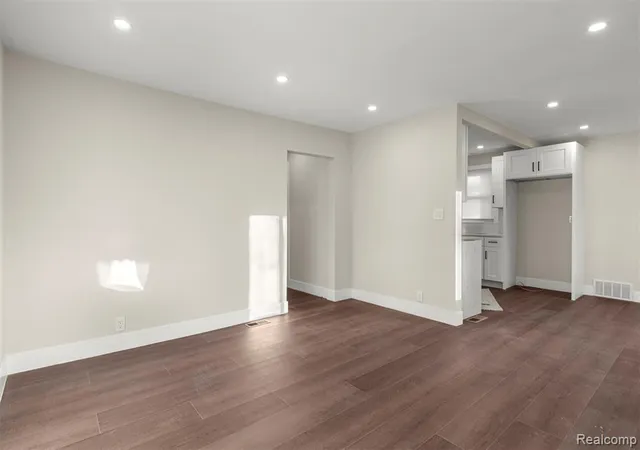 3rd image of 8900 Asbury Park, Detroit, MI 48228 2006 | MLS# 60985767