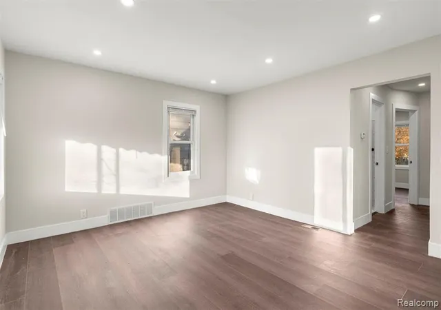 4th image of 8900 Asbury Park, Detroit, MI 48228 2006 | MLS# 60985767
