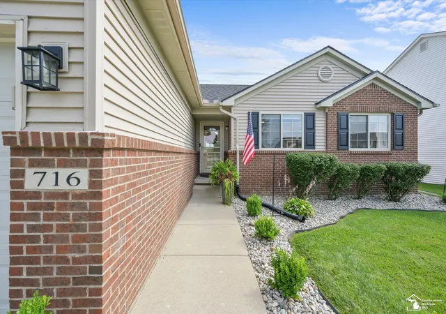 Photo 4 of Sale Pending at 716 Falcon Dr, Dundee, MI 48131 | MLS# 50219387 | Listing updated on 2026-10-06