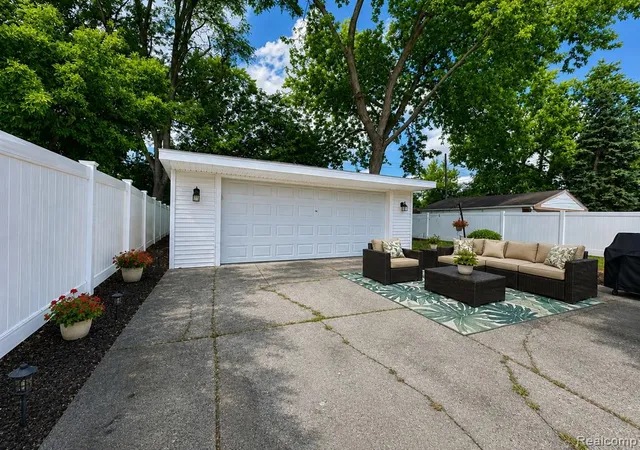 Photo 17 of Single family home for sale at 1507 E Windemere Ave, Royal Oak, MI 48073 2855 | MLS# 61025330 | Listing updated on 2026-09-14