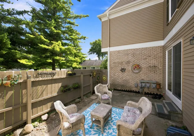 Listing Photo 2 - Condo for sale in building located at 1285 Lamplighter Ln, Rochester Hills, MI 48306 - Unit #