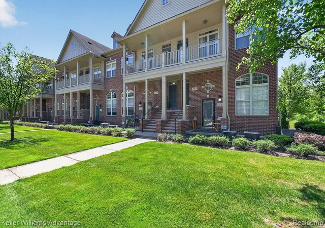 Homes for sale in Walled Lake, MI | 446 Old Pine Wy, Walled Lake, MI 48390