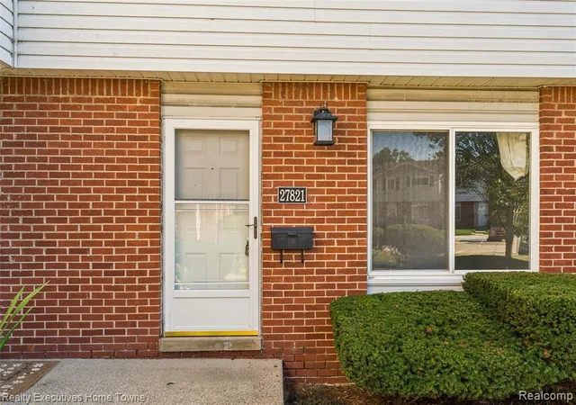 Photo 2 of Condo for sale at 27821 Eastwick Sq, Roseville, MI 48066 | MLS# 61025435 | Listing updated on 2026-08-29