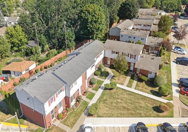 Photo 3 of Condo for sale at 27821 Eastwick Sq, Roseville, MI 48066 | MLS# 61025435 | Listing updated on 2026-08-29
