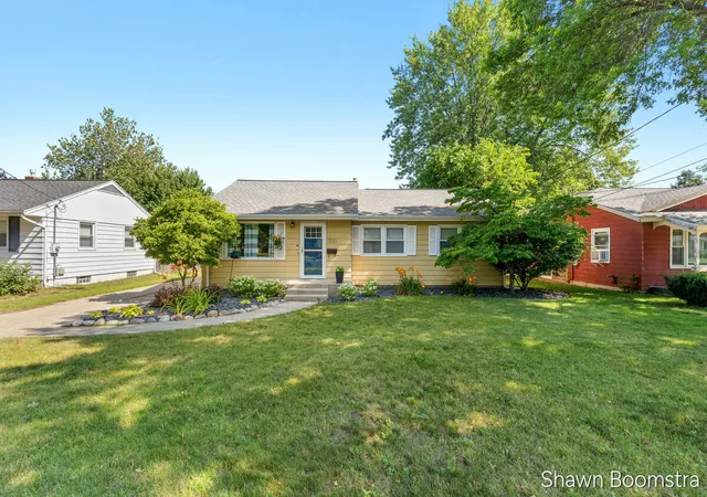 Homes for sale in Wyoming, MI | 1533 Royal Oak St, Wyoming, MI 49509 | MLS# 70544448