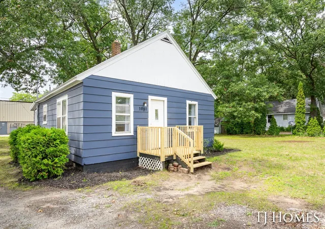 Photo 1 of Sale Pending at 1981 Valley St, Muskegon, MI 49442 | MLS# 70553941 | Listing updated on 2026-08-26