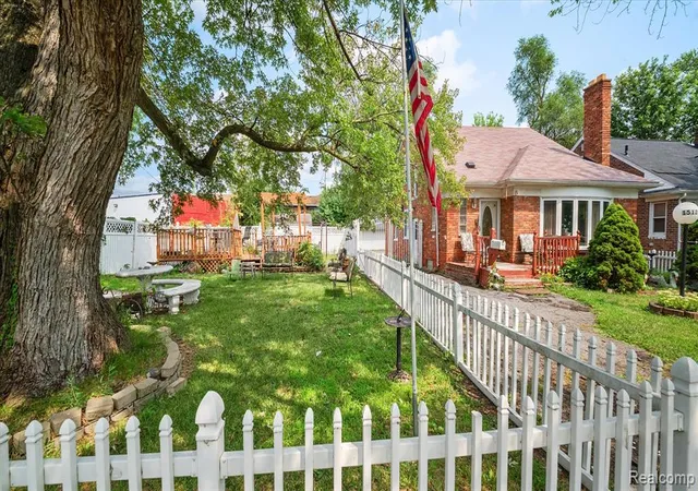 2nd image of 15120 Whitcomb St, Detroit, MI 48227 2761 | MLS# 61024411
