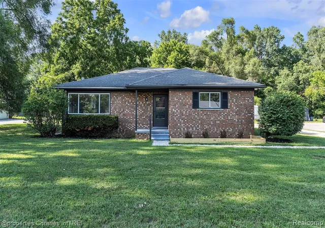 Photo 1 of Single family home for sale at 32652 Cadillac St, Farmington Hills, MI 48336 | MLS# 61009658 | Listing updated on 2026-08-29