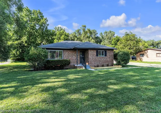 Photo 2 of Single family home for sale at 32652 Cadillac St, Farmington Hills, MI 48336 | MLS# 61009658 | Listing updated on 2026-08-29