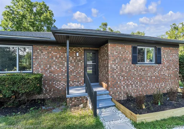 Photo 3 of Single family home for sale at 32652 Cadillac St, Farmington Hills, MI 48336 | MLS# 61009658 | Listing updated on 2026-08-29
