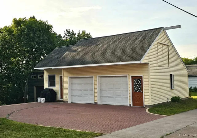 Photo 3 of Single family home for sale at 913 Maple St, Lake Linden, MI 49945 | MLS# 50220056 | Listing updated on 2026-09-03