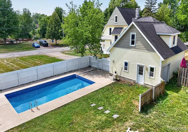 2nd image of 403 Ellen St, Fenton, MI 48430 | MLS# 61019655