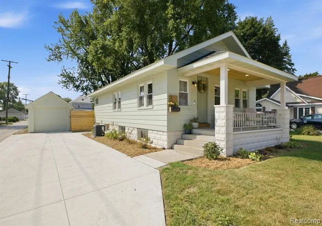 Photo 2 of Sale Pending at 33 W Wabash Ave, Belleville, MI 48111 2938 | MLS# 61023801 | Listing updated on 2026-08-31