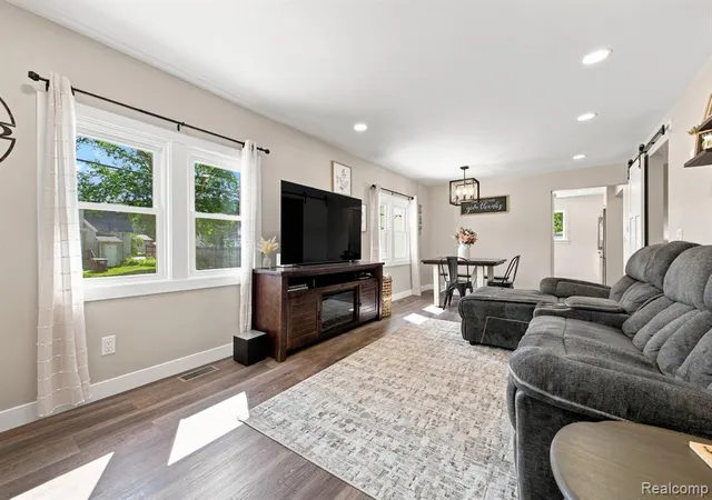 Photo 3 of Sale Pending at 33 W Wabash Ave, Belleville, MI 48111 2938 | MLS# 61023801 | Listing updated on 2026-08-31
