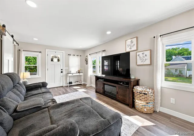Photo 3 of Sale Pending at 33 W Wabash Ave, Belleville, MI 48111 2938 | MLS# 61023801 | Listing updated on 2026-08-31