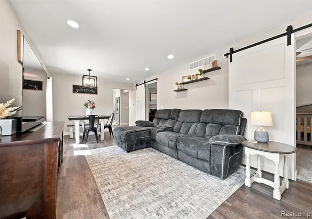Photo 4 of Sale Pending at 33 W Wabash Ave, Belleville, MI 48111 2938 | MLS# 61023801 | Listing updated on 2026-08-31