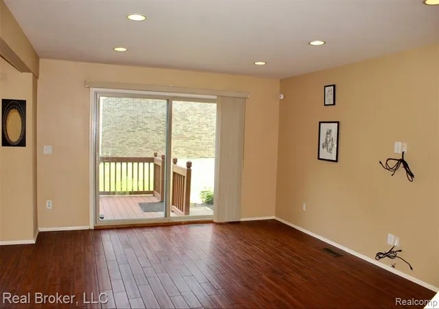 Photo 2 of Sale Pending at 2 Woodbridge Towne St, Southfield, MI 48075 3436 | MLS# 61010196 | Listing updated on 2026-09-11