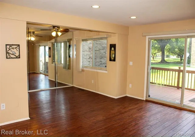 Photo 4 of Sale Pending at 2 Woodbridge Towne St, Southfield, MI 48075 3436 | MLS# 61010196 | Listing updated on 2026-09-11