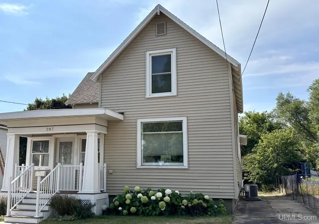 Photo 3 of Single family home for sale at 207 Mather St, Marquette, MI 49855 | MLS# 50220327 | Listing updated on 2026-09-17