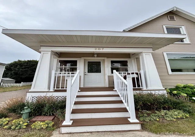 Photo 4 of Single family home for sale at 207 Mather St, Marquette, MI 49855 | MLS# 50220327 | Listing updated on 2026-09-17