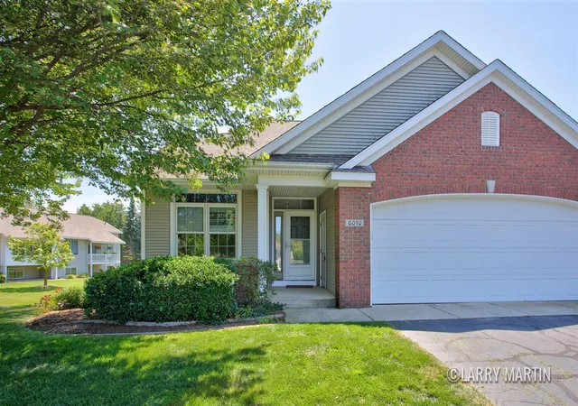 Listing Photo 3 - Condo for sale in building located at 6010 Heritage Mdw Dr, Holland, MI 49423