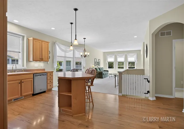 Listing Photo 5 - Condo for sale in building located at 6010 Heritage Mdw Dr, Holland, MI 49423