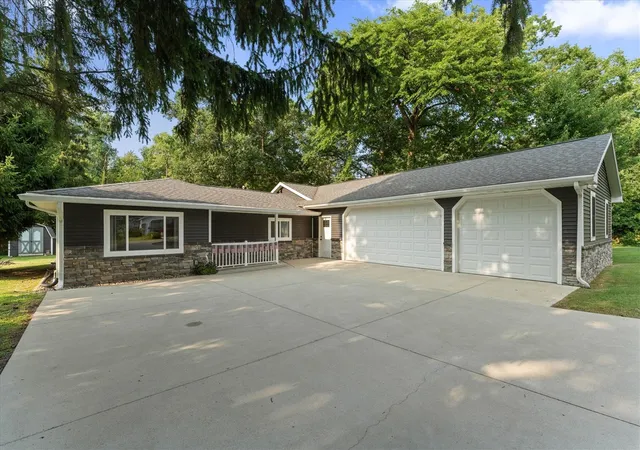 Photo 1 of Single family home for sale at 21684 Channel Pkwy, Edwardsburg, MI 49112 | MLS# 70546204 | Listing updated on 2026-09-07