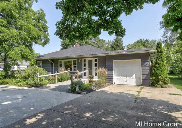 Photo 2 of Sale Pending at 252 Thomas St, Allegan, MI 49010 | MLS# 70550986 | Listing updated on 2026-08-17