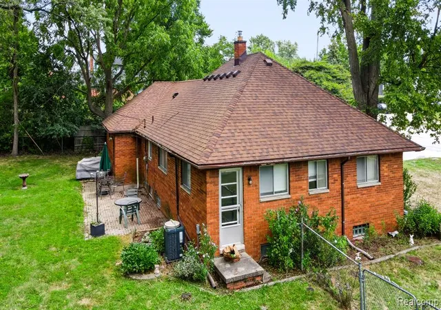 Photo 3 of Single family home for sale at 2766 W Huron St, Waterford, MI 48328 3628 | MLS# 61024260 | Listing updated on 2026-09-26