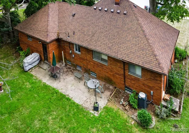 Photo 4 of Single family home for sale at 2766 W Huron St, Waterford, MI 48328 3628 | MLS# 61024260 | Listing updated on 2026-09-26