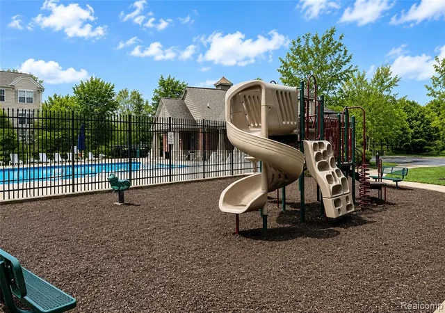 Listing Photo 2 - Condo for sale in building located at 27974 Middleton Dr, Novi, MI 48377 - Unit #